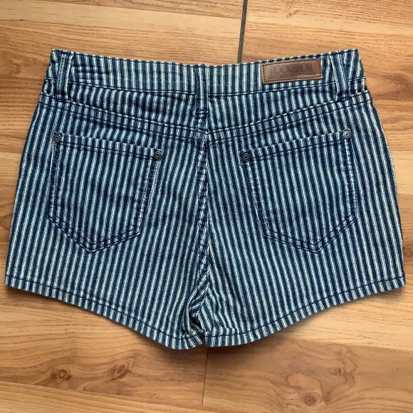 Size 28 Rock & Roll Jean shorts - Picture 2 of 2